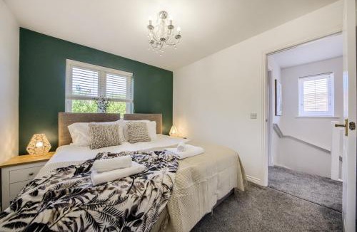 Kinlet House | NEW! Private Driveway, Spacious, 2 Bathroom, Fast WiFi