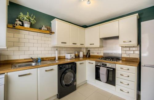 Kinlet House | NEW! Private Driveway, Spacious, 2 Bathroom, Fast WiFi