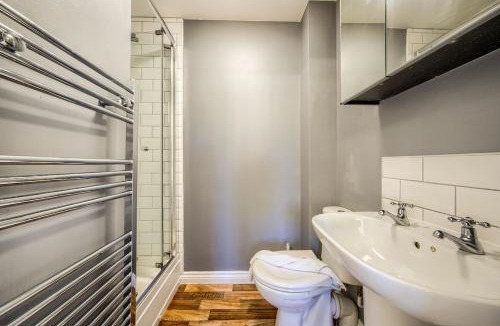 Kinlet House | NEW! Private Driveway, Spacious, 2 Bathroom, Fast WiFi