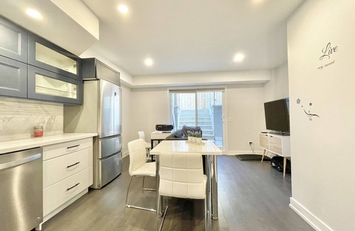 Fairbank Apartment | New Private Entrance Bright Boutique 1 Bedroom Suite with Patio