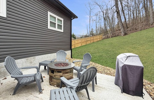 Lookout Valley Neighborhood Association House | New - Private pond stocked with fish - game room - fireplace - 2 acres to explore