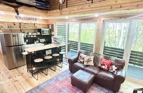 Kedron Cabin | NEW PRIVATE Quiet Cabin~Mountain Forest View~HOT TUB~3 KING BEDS~FIRE PIT~1 ACRE