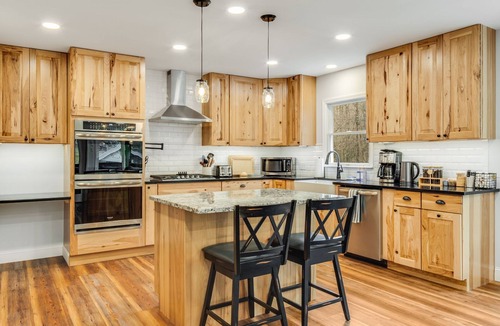 Celo House | New! Private Waterfall! King Suite~Pet Friendly