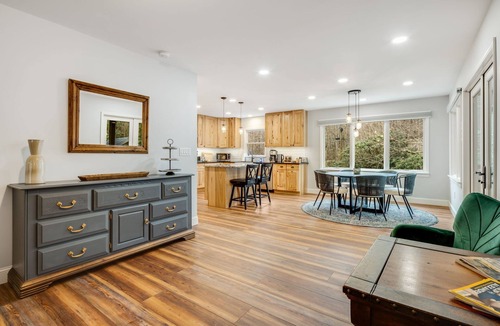 Celo House | New! Private Waterfall! King Suite~Pet Friendly