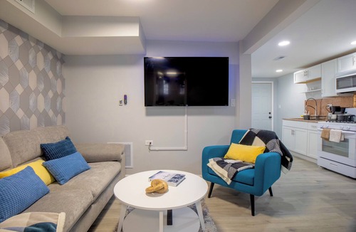 East Garfield Park Apartment | NEW Private West Loop 1br with Backyard near Green Line and CTA