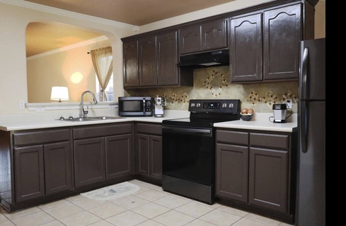 Bonanza House | ★ NEW PRIVATE WORK/TRAVEL SUITE in Laredo! ★