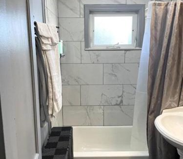 East Hartford House | New Quaint & Convenient Hideaway Great Location