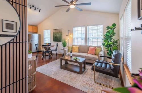 Palmer House | New/Quiet 2bd Suite w/WiFi, Laundry, Full Kitchen!