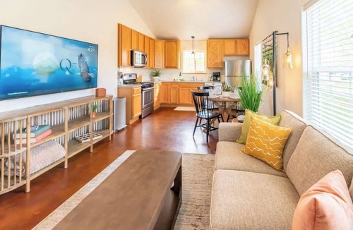 Palmer House | New/Quiet 2bd Suite w/WiFi, Laundry, Full Kitchen!