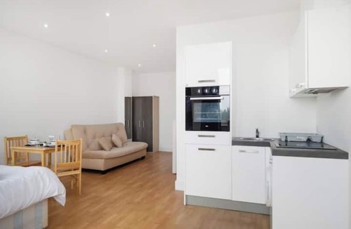 Watton at Stone Apartment | New Refurb Private Large Studio