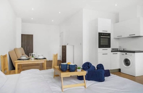 Watton at Stone Apartment | New Refurb Private Large Studio