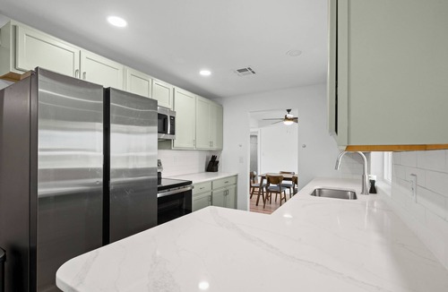 Sierra Vista House | NEW Remodeled 5BR/2BTH Home l Cozy and Spacious l Central Location l Big Yard
