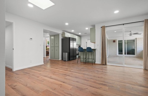 Sierra Vista House | NEW Remodeled 5BR/2BTH Home l Cozy and Spacious l Central Location l Big Yard