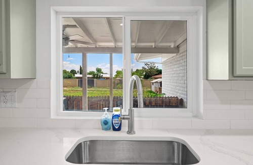 Sierra Vista House | NEW Remodeled 5BR/2BTH Home l Cozy and Spacious l Central Location l Big Yard