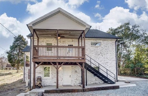 Enderly Park Apartment | NEW Remodeled duplex /6 mins from Airport, Downtown CLT & great food!