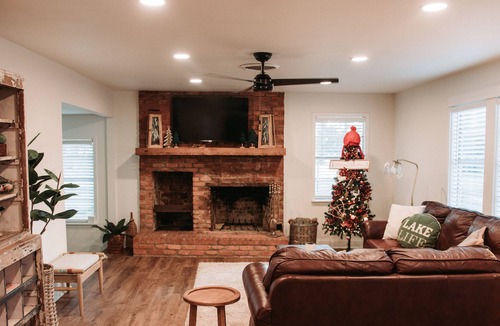 Lone Star House | NEW! Remodeled Lonestar Lakefront 2 Hours From Dallas