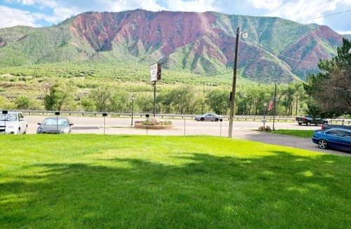 Glenwood Springs Cabin | NEW! Remodeled Cozy Rustic-Luxury w/Kitchen