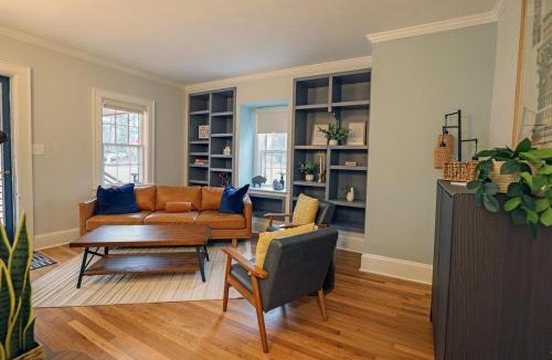 Durham Apartment | New & Renovated MCM Duplex 3 mi to DT Durham