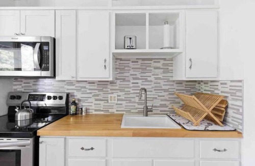 South End Apartment | New Renovation: parking & yard, hill section!nn