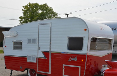 Millersview House | New Reproduction of 1962 Airflyte in Lakeside Vineyard