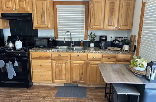 Hudson Bend Resort | NEW! Resort and Cozy Cottage