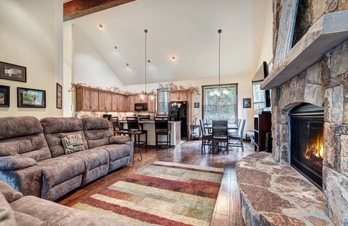 Breckenridge House | NEW Riffel's River Retreat- Elegant, Dog-Friendly, Mobility-Friendly!