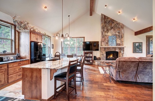 Breckenridge House | NEW Riffel's River Retreat- Elegant, Dog-Friendly, Mobility-Friendly!
