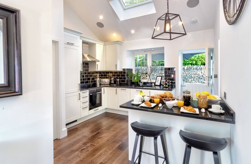 Bowland Bridge House | NEW - River Barn - 5 Star - Luxury Riverside Retreat