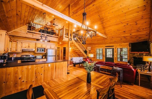 Draper House | New River Log Cabin | Waterfront Sauna Jet Tub