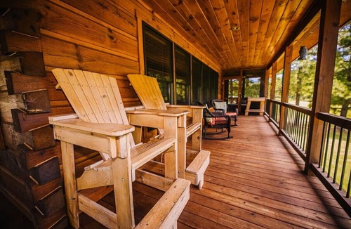Draper House | New River Log Cabin | Waterfront Sauna Jet Tub