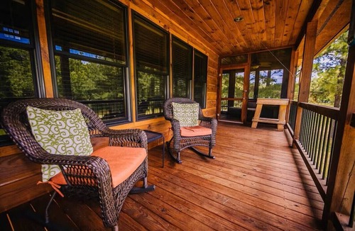 Draper House | New River Log Cabin | Waterfront Sauna Jet Tub