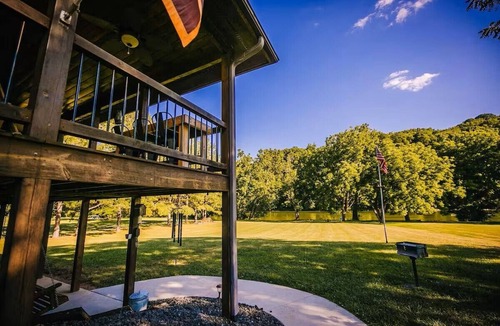 Draper House | New River Log Cabin | Waterfront Sauna Jet Tub
