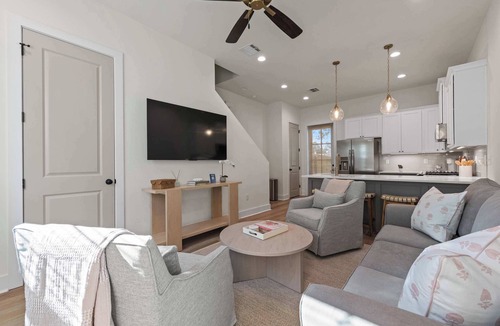 Lafayette Condo | New River Ranch Retreat | King | Dining & Shopping