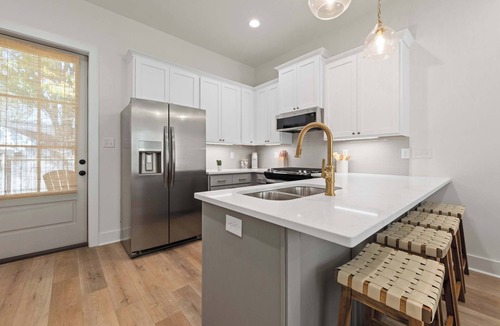 Lafayette Condo | New River Ranch Retreat | King | Dining & Shopping