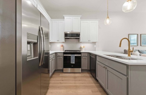 Lafayette Condo | New River Ranch Retreat | King | Dining & Shopping