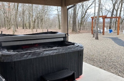 Golden Cabin | New! Riverfront, Free Firewood, Sport Fishing Pond