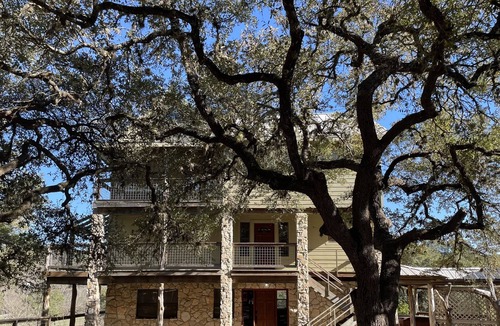 Boerne House | New*Riverfront*Hot tub*Sleeps 10 - Texas Hill Country