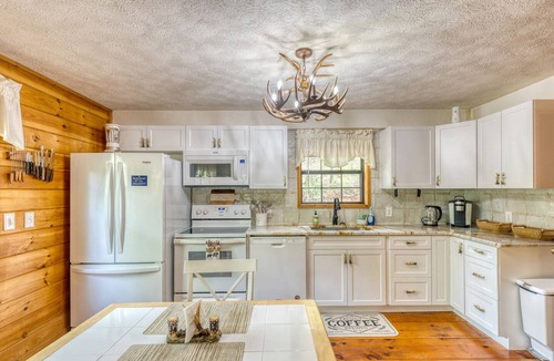 Morganton Cabin | New Romantic Creekside Getaway with King Size Bed, Hot Tub & Pet Friendly