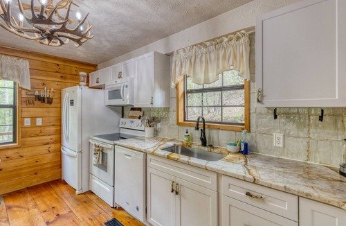 Morganton Cabin | New Romantic Creekside Getaway with King Size Bed, Hot Tub & Pet Friendly
