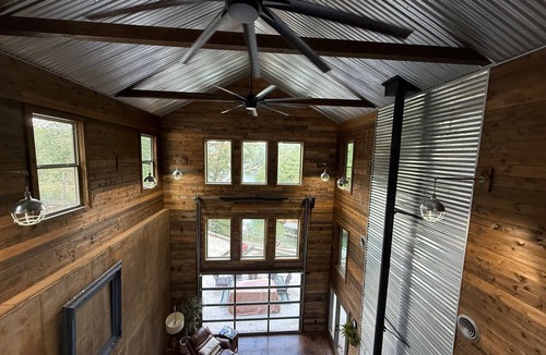 Jasper House | NEW Rustic Lakefront Retreat/Waterfall/5 BR