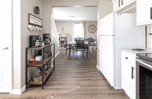 Imperial House | NEW! Serene Corner Cottage with Hot Tub