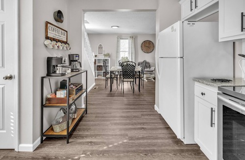 Imperial House | NEW! Serene Corner Cottage with Hot Tub