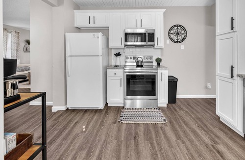 Imperial House | NEW! Serene Corner Cottage with Hot Tub