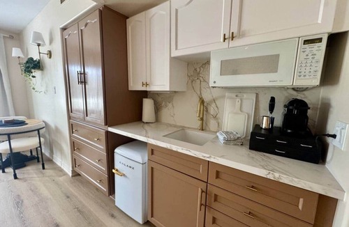 Oro-Medonte Apartment | NEW Ski-In Ski-Out 1-BED Condo - Pool, Gym, Sauna