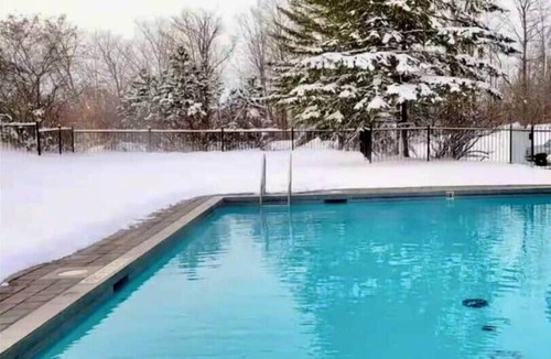 Oro-Medonte Apartment | NEW Ski-In Ski-Out 1-BED Condo - Pool, Gym, Sauna