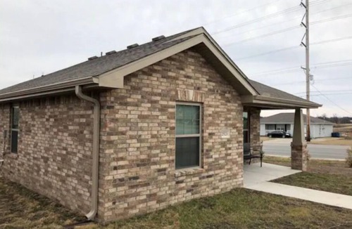 Joplin Cottage | NEW Sleek, Contemporary Home Near Med School