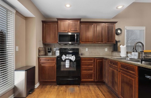 Olathe House | NEW! Sleeps 10. Patio & Deck. Ready for World Cup
