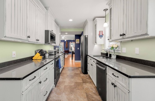 Bristol House | NEW - Sleeps 12, Fun Yard, Fire Pit Walk to Water!