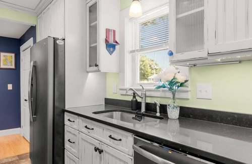 Bristol House | NEW - Sleeps 12, Fun Yard, Fire Pit Walk to Water!