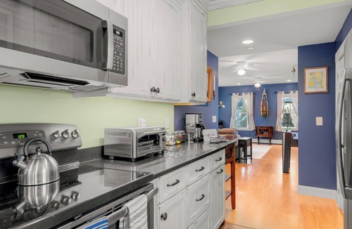 Bristol House | NEW - Sleeps 12, Fun Yard, Fire Pit Walk to Water!